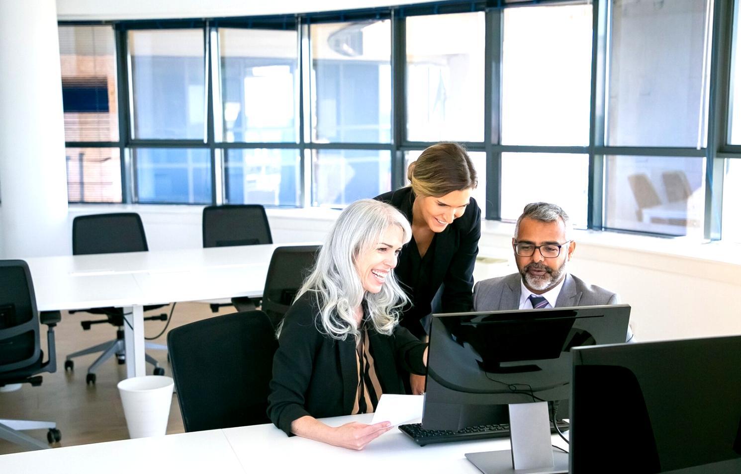 Professionnel analysant des graphiques financiers lors d'une session de formation